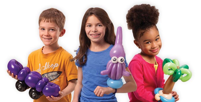 3 kinderen met ballon van ballonartiest Pieter