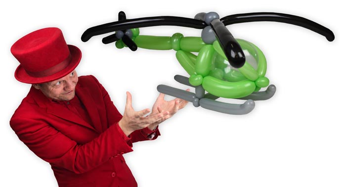 Ballonartiest Pieter met een helicopter van ballonnen