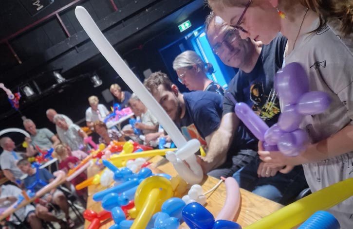 Deelnemers die druk bezig zijn met een cursus ballonmodelleren
