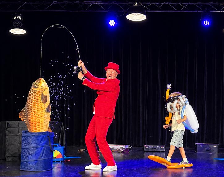 Kindershow act met reuzenvis en kind in duikuitrusting