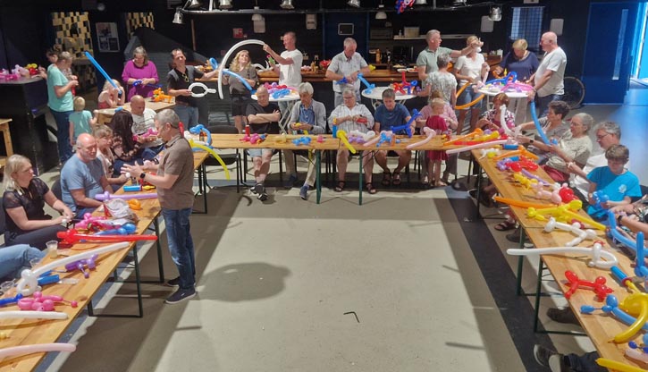 Deelnemers leren ballonfiguren maken