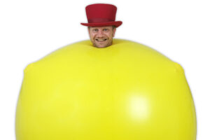 Ballonnenman Pieter in een reuze ballon
